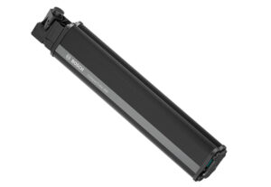 Produkteigenschaften Modell: CompactTube 400 Modellbezeichnung: BBP3242 Herstellercode: EB12100020 System: Das smarte System Montageart: Rahmenakku Integriert Einbauvariante: Horizontal/Vertikal Spannung (V): 36 V Kapazität (Ah): 11,1 Ah Energiegehalt (Wh): 400 Wh Ladezyklen: 500 - 600 Maße: 352 x 57 x 75 mm Kompatibilität Bosch smart system Reichweite Berechne hier die Reichweite für deine nächste eBike-Tour. Farbe schwarz Gewicht ca. 2,0 kg (Herstellerangabe) Lieferumfang 1 x Bosch CompactTube 400 Akku (BBP3242) - Das smarte System 1 x Transportverpackung (Gefahrgutkonform) 1 x Bedienungsanleitung Adapterplatte - PowerTube Montage-Kit nicht im Lieferumfang enthalten! Technologien Ladezeiten und Lebensdauer - So schnell kommt die Energie zurück Ein Ladezyklus bezeichnet das vollständige Aufladen eines Akkus mit einer Einzelladung oder mehreren Teilladungen. Die Dauer hängt von der Akku-Kapazität und dem Charger ab. Der Standard Charger lädt den PowerPack 500 und die PowerTube 500 in ca. zwei Stunden zu 50 % auf, die Komplettladung dauert 4,5 Stunden. Noch schneller lädt der Fast Charger, der die PowerTube 500 und den PowerPack 500 nach nur 1 Stunde zur Hälfte mit Energie versorgt – perfekt für unterwegs. Nur drei Stunden dauert die entsprechende Komplettladung. Die Lebensdauer der Bosch Akkus wird vor allem durch Art und Dauer der Beanspruchung beeinflusst. Wie jeder Lithium-Ionen-Akku altert auch ein Bosch Akku auf natürliche Art, selbst wenn man ihn nicht benutzt. Faktoren, die die Lebensdauer verkürzen: Starke Beanspruchung Lagerung bei über 30 ° C Umgebungstemperatur Längere Lagerung in ganz vollem oder völlig leerem Zustand Abstellen des eBikes in der prallen Sonne Faktoren, die sich positiv auf die Lebensdauer auswirken: Geringe Beanspruchung Lagerung bei einer Temperatur zwischen 0 und 20 °C Lagerung in einem ca. 30–60 %igen Ladezustand Abstellen des eBikes im Schatten oder in kühlen Räumen Entsorgungshinweis für Batterie
